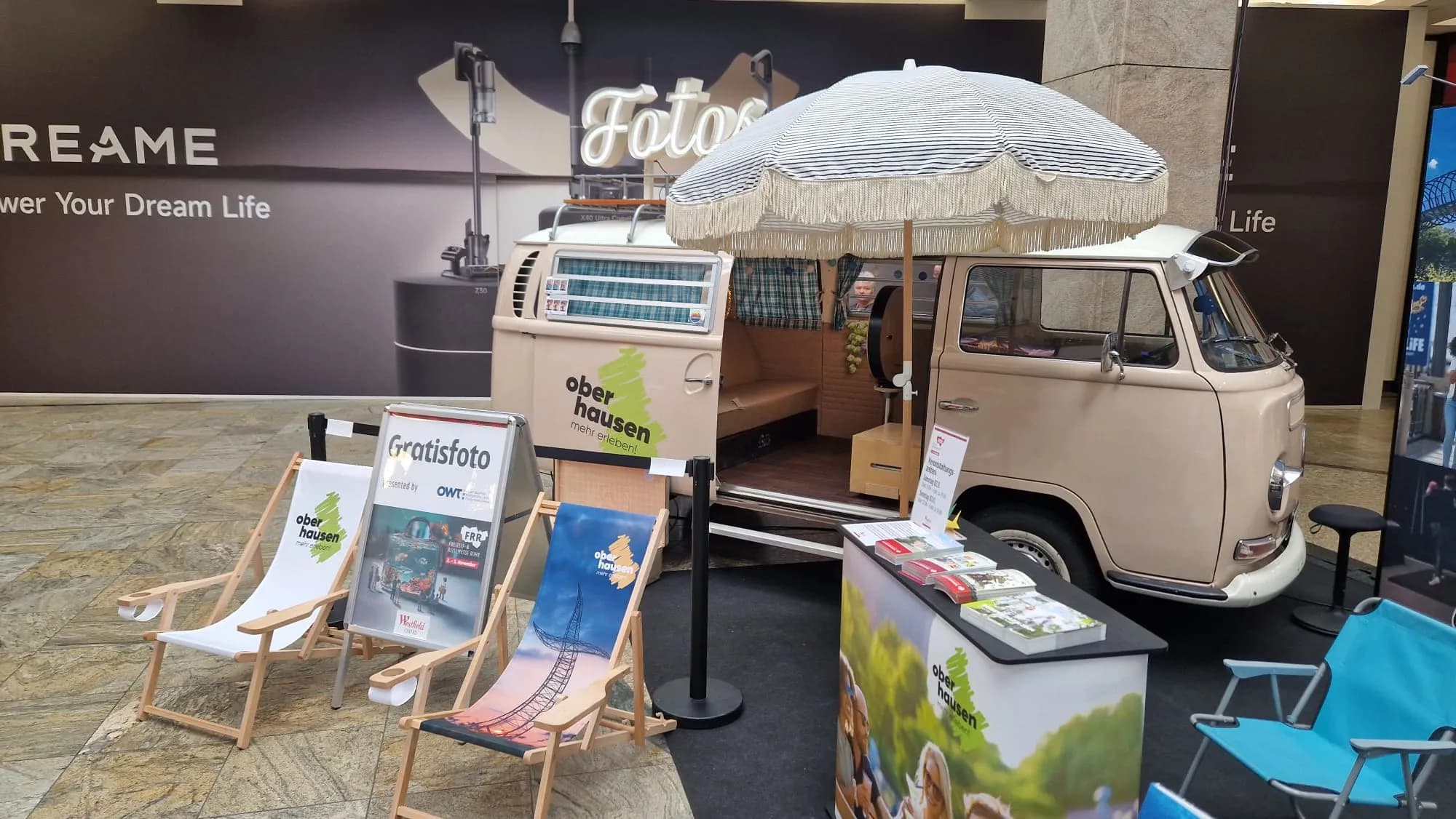 Fotobulli mit Oberhausen-Branding, Fransen-Sonnenschirm, Liegestühlen und Aufsteller „Gratisfoto“ auf der FFR-Messe