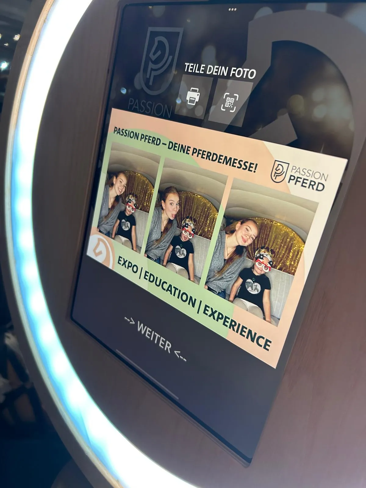 Display der Fotobox im Fotobulli zeigt Fotostreifen im Passion-Pferd-Layout mit Druck- und QR-Code-Option