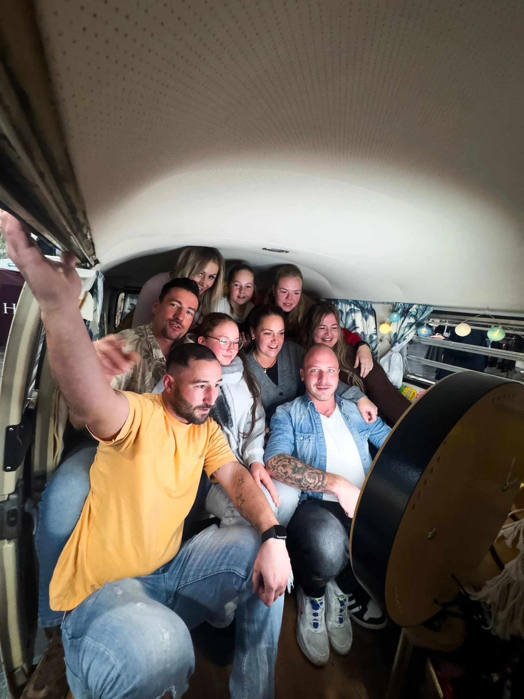 Große Gruppe drängt sich lachend im Innenraum des Fotobullis vor der Fotobox mit Ringlicht auf der Passion Pferd