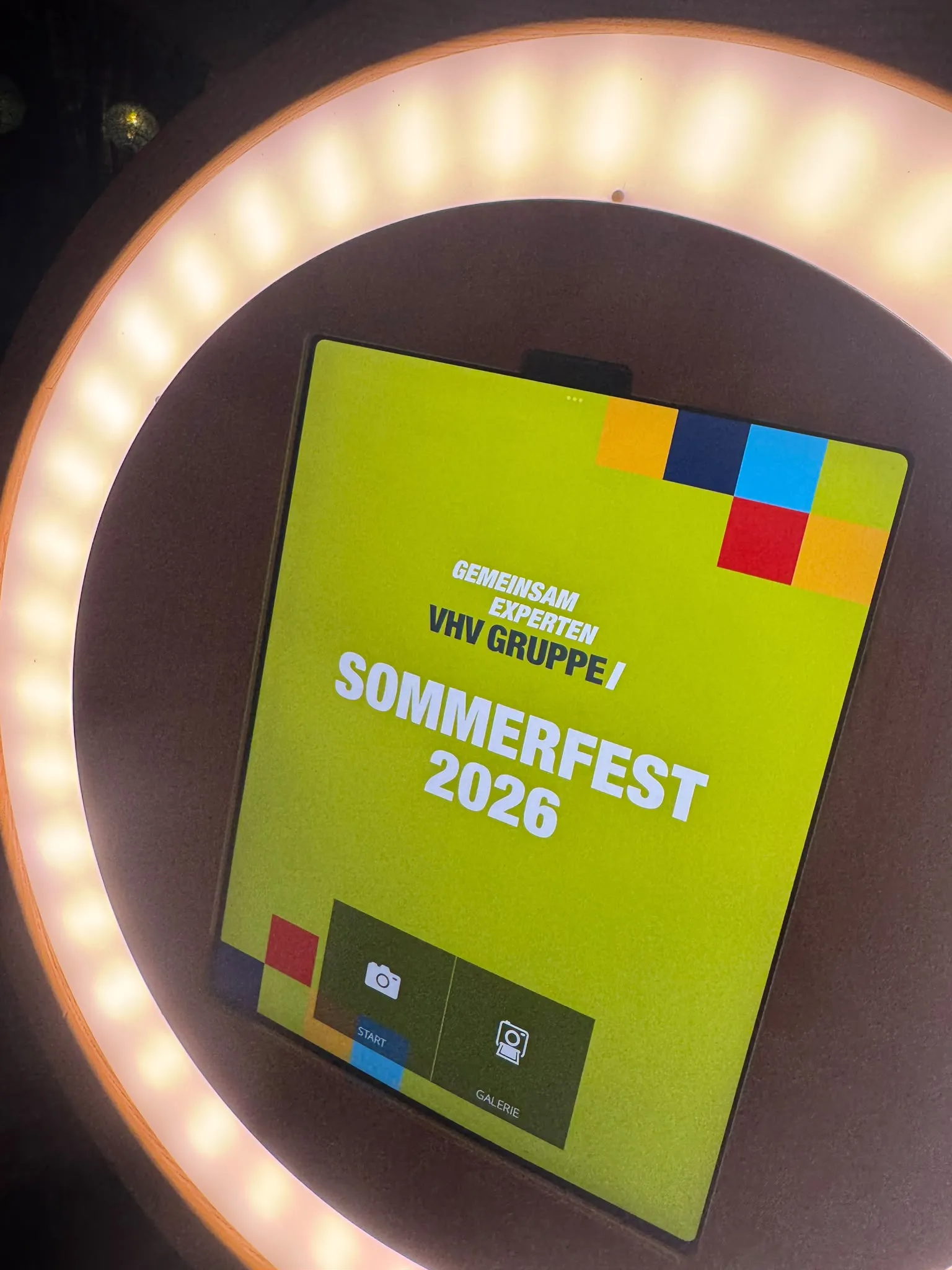 Photo booth start screen inside the ring light, reading ‘VHV Gruppe Sommerfest 2026’, with buttons for Start and Gallery